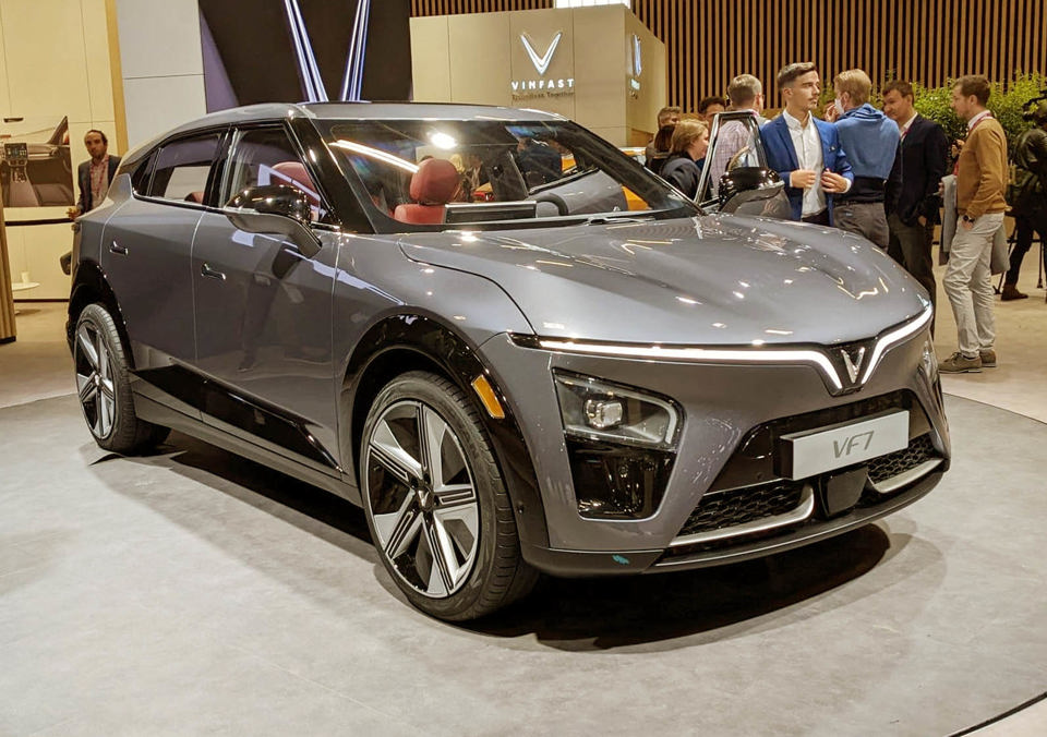 VinFast giới thiệu mẫu ô tô điện tại triển lãm ô tô quốc tế. Ảnh: KT
