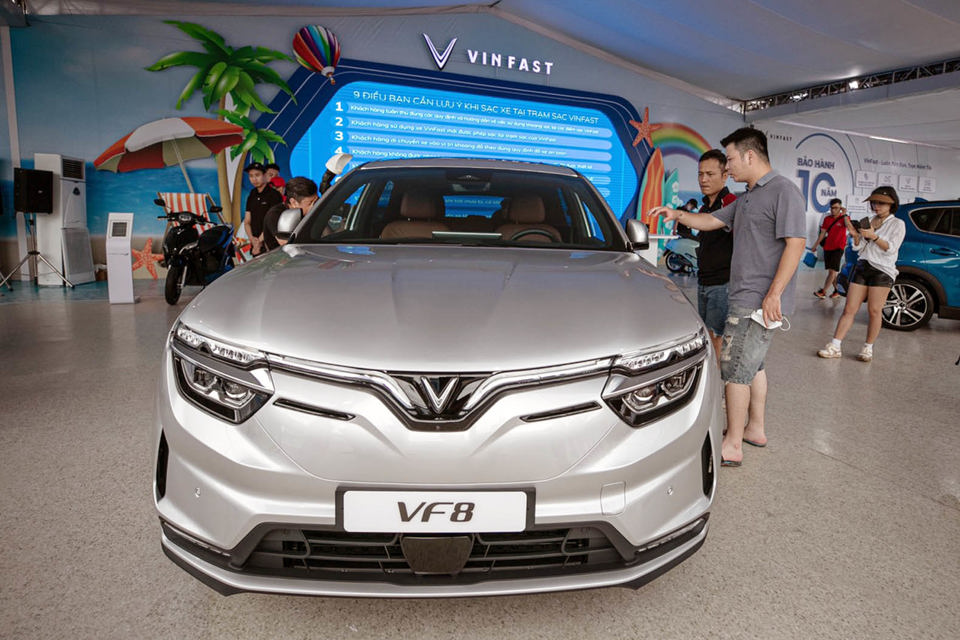 Người tiêu dùng tiếp cận mẫu xe VF8 của VinFast tại Triển lãm Phương tiện di chuyển bền vững Việt Nam tổ chức tại công viên Yên Sở (Hoàng Mai, Hà Nội). Ảnh: Hoài Nam